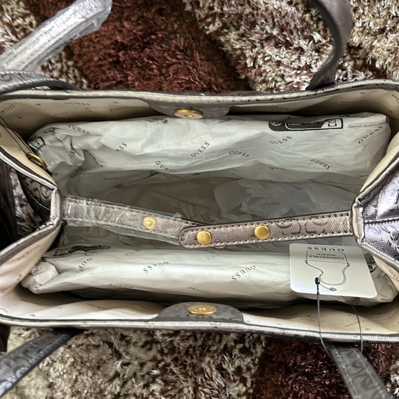 GUESS - Picture 6 of 9